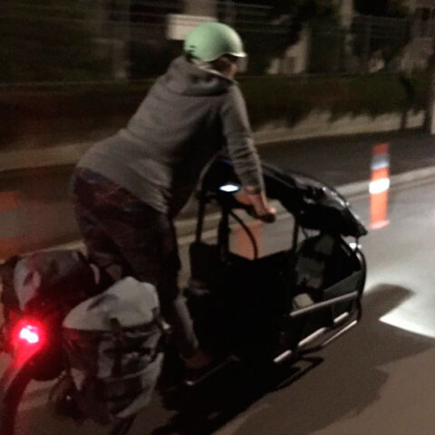 Στη Νέα Ζηλανδία η έγκυος βουλευτής Τζούλι Αν Τζέντερ πήγε με ποδήλατο στο μαιευτήριο για να γεννήσει