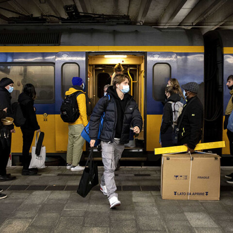 Επιβάτες σε αποβάθρα τρένου στην Ουτρέχτη - Η μετάλλαξη Όμικρον εντοπίστηκε στην Ολλανδία (ΦΩΤΟ ΑΡΧΕΙΟΥ)