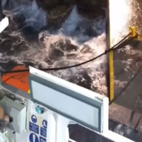 Το πλοίο «Άρτεμις» στη Σίκινο «δένει» με 8 μποφόρ στο λιμάνι