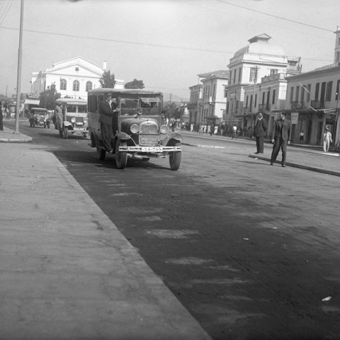 Λεωφορεία στην οδό Δημητριάδος, περίοδος Μεσοπολέμου, Βόλος (αρχείο Ζημέρη, ΔΗ.Κ.Ι) 