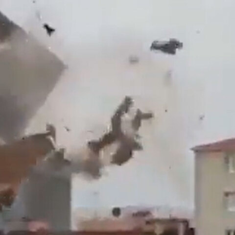Ανεμοστρόβιλος στην Κωνσταντινούπολη διαλύει στέγη σε κτίριο