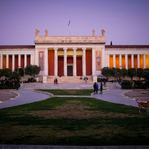 Εθνικό Αρχαιολογικό Μουσείο (ΦΩΤΟ ΑΡΧΕΙΟΥ) - Στην είσοδο μέσα σε καρότσι εγκατέλειψαν το 2χρονο παιδί