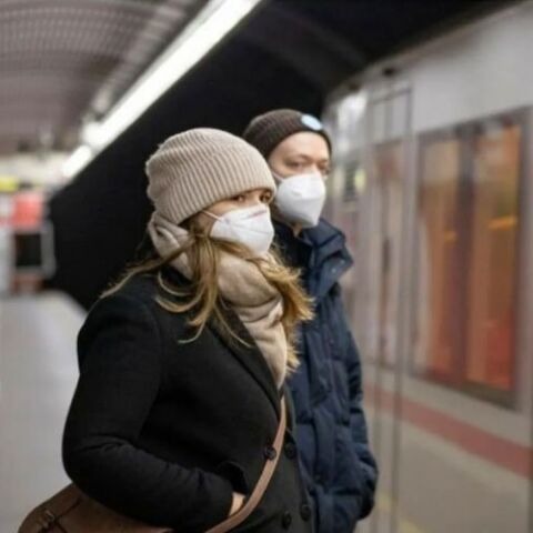 Πολίτες με μάσκα για κορωνοϊό στην Αυστρία (ΦΩΤΟ ΑΡΧΕΙΟΥ) - Ύποπτο κρούσμα της μετάλλαξης Όμικρον στο Τιρόλο © EPA   