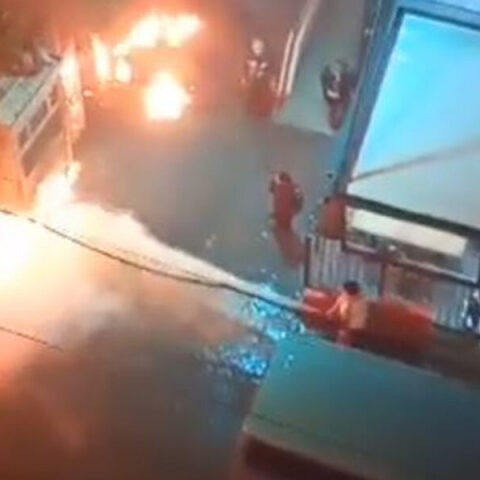 Βίντεο από την επίθεση κουκουλοφόρων στο αστυνομικό τμήμα Ακρόπολης