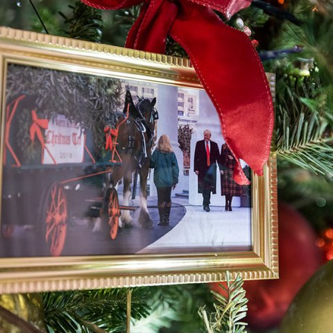 Στο χριστουγεννιάτικο δέντρο των Μπάιντεν, μια φωτογραφία ... των Τραμπ