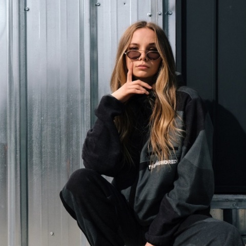 Ένα κορίτσι ποζάρει