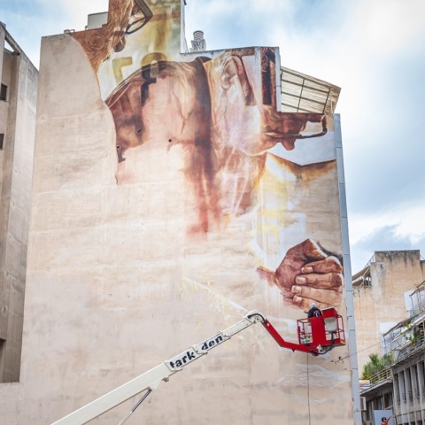 Το mural που δημιουργεί ο Guido Van Helten στα Εξάρχεια.