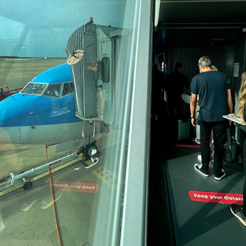 Ταξιδιώτες σε αεροδρόμιο στη νήσο Μινόρκα - Η μετάλλαξη Όμικρον ανιχνεύτηκε στην Ισπανία