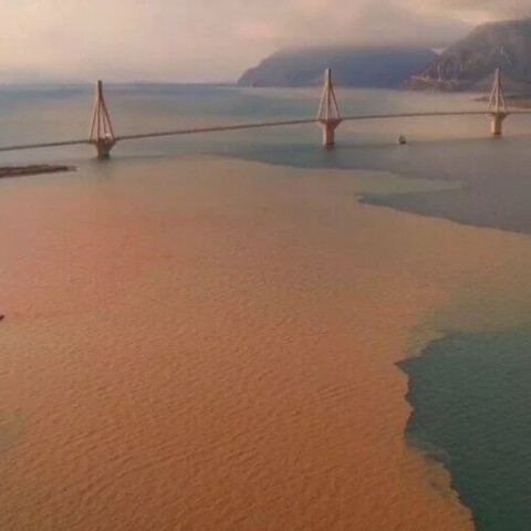 Πάτρα: Άλλαξε χρώμα η θάλασσα από τη λάσπη (video)