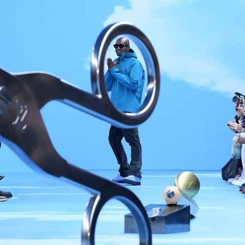 Ο Virgil Abloh στην Εβδομάδα Μόδας στο Παρίσι στην παρουσίαση της ανδρικής σειράς της Louis Vuitton, Ιανουάριος 2020