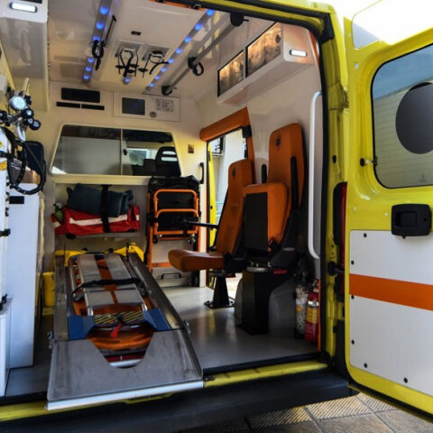 Ασθενοφόρο του ΕΚΑΒ (ΦΩΤΟ ΑΡΧΕΙΟΥ) - Στη Θεσσαλονίκη αυτοκτόνησε 16χρονη