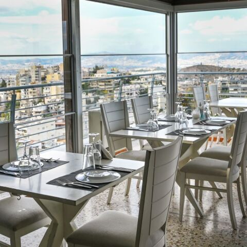 Μπαλκόνι στις Κυκλάδες: ολόφρεσκο ψάρι με θέα όλη την πόλη