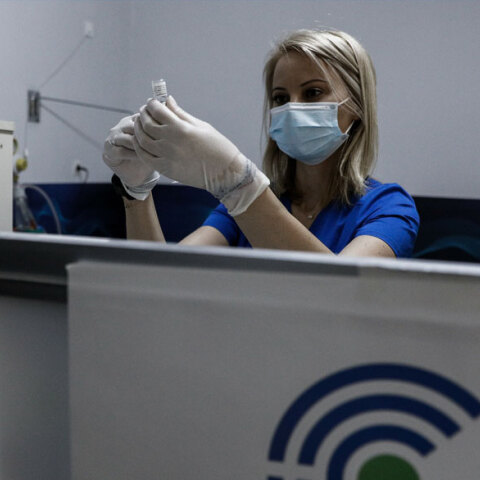 Υγειονομικός ετοιμάζει εμβόλιο για κορωνοϊό (ΦΩΤΟ ΑΡΧΕΙΟΥ) - Αυξήθηκαν τα ραντεβού για εμβολιασμό με πρώτη δόση σε άτομα 60 ετών και άνω μετά τα νέα μέτρα