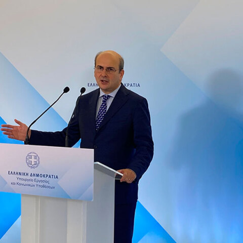 Ο Κωστής Χατζηδάκης, υπουργός Εργασίας, ανακοίνωσε τις μεγάλες αλλαγές στον ΕΦΚΑ