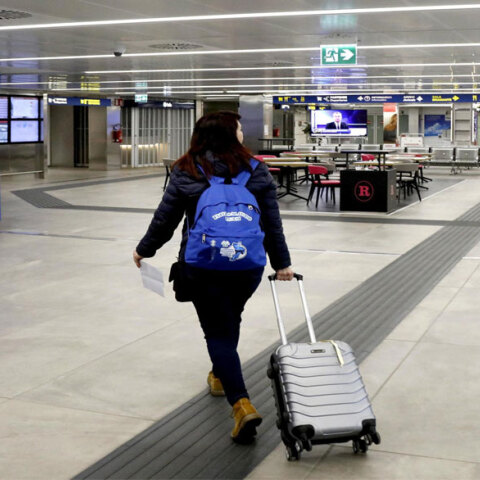 Ο ΠΟΥ καλεί τους άνω των 60 ετών και όσους ανήκουν στις ευπαθείς ομάδες να μην ταξιδεύουν, καθώς η μετάλλαξη Όμικρον συνεχίζει να εξαπλώνεται