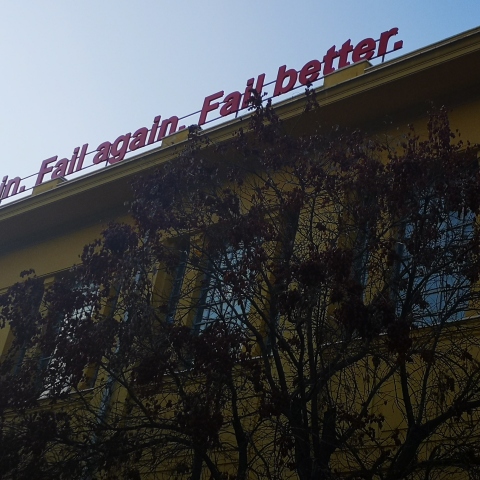 Επιγραφή Try Again Fail Again Fail Better στην Πύλη παλιού Καπνεργοστασίου στον Κολωνό στην Αθήνα