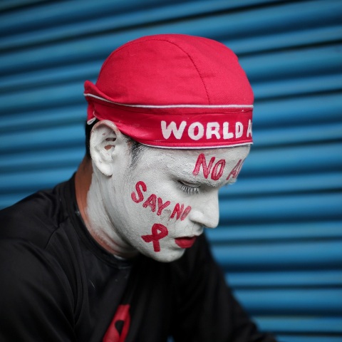 Άνδρας με βαμμένο πρόσωπο σε καμπάνια για το AIDS