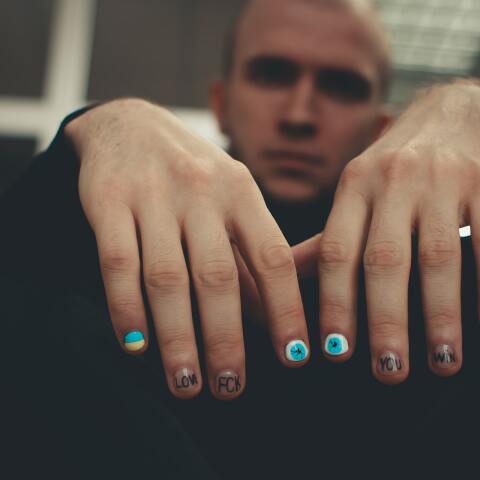 Τρεις μουσικοί που κυκλοφορούν σειρές με βερνίκια νυχιών 