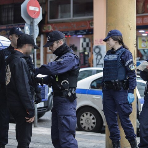 Αστυνομικοί κάνουν έλεγχο σε αλλοδαπό
