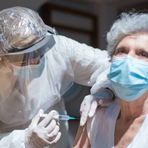 Εμβολιασμός ηλικιωμένης κατά της Covid-19