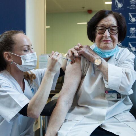 Ισραήλ: Το εμβόλιο Pfizer φαίνεται 90% αποτελεσματικό και έναντι της «Όμικρον»