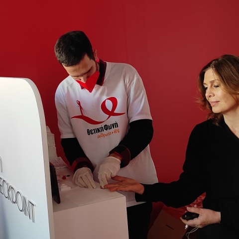 Η ηθοποιός Κατερίνα Διδασκάλου στο Checkpoint στο Μοναστηράκι. 