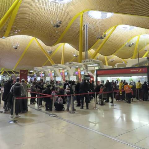 Κόσμος στο αεροδρόμιο της Μαδρίτης, Ισπανία