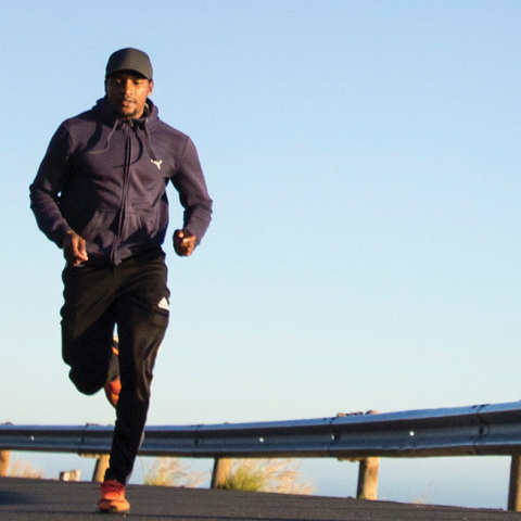 Άντρας με αθλητικά ρούχα, τρέχει στον δρόμο