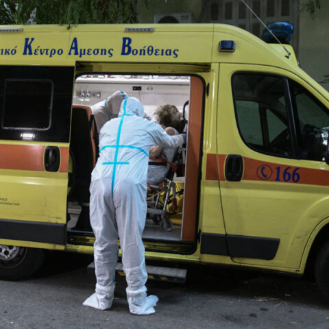 Ασθενής με κορωνοϊό μεταφέρεται με ασθενοφόρο του ΕΚΑΒ σε νοσοκομείο