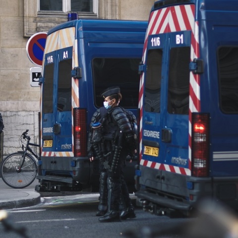 Γαλλία: Άνδρας ντυμένος σαν νίντζα επιτέθηκε και τραυμάτισε δύο γυναίκες αστυνομικούς