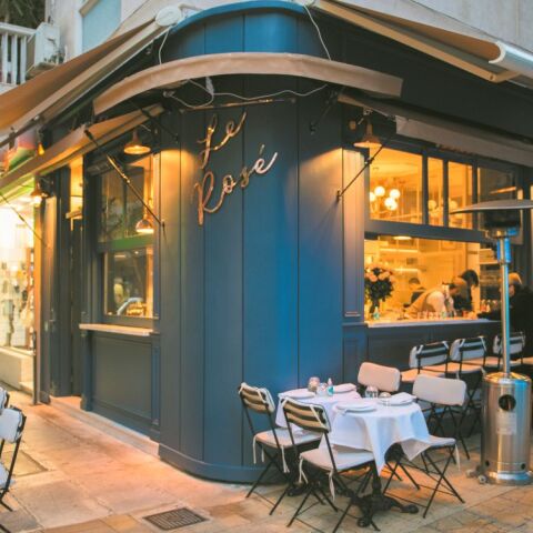Le Rose Καινούργιο, μικρό και τριανταφυλλένιο bistro  στο Κολωνάκι