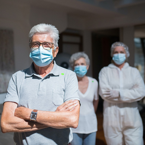 Ηλικιωμένος μετά  τον εμβολιασμό του έναντι της Covid19