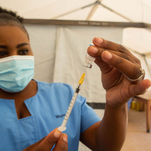 Επιστήμη – Υγεία: Από πού προήλθε η "περίεργη" παραλλαγή Όμικρον; Τα τρία επικρατέστερα σενάρια, σύμφωνα με τους επιστήμονες	