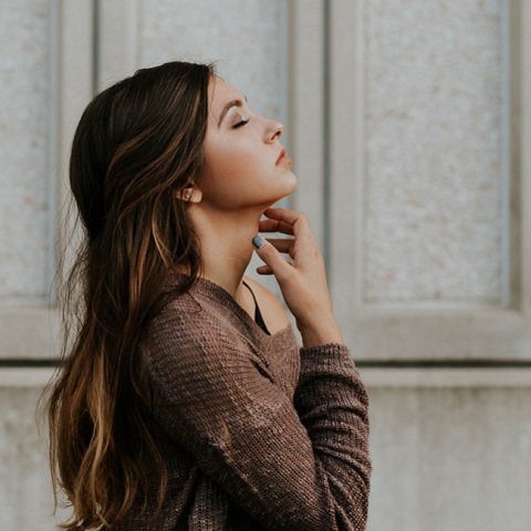 Ένα κορίτσι.