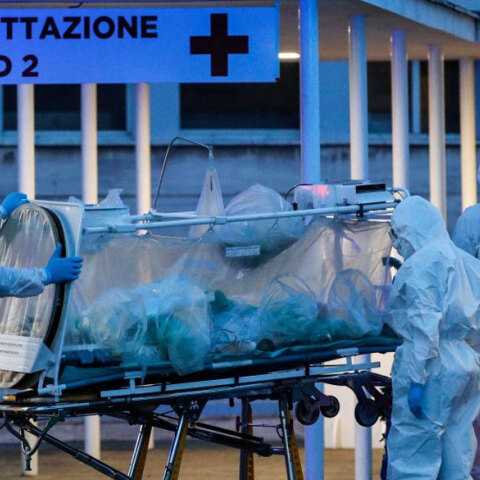 Στην Ιταλία ασθενής με κορωνοϊό μεταφέρεται σε νοσοκομείο Covid-19 στη Ρώμη