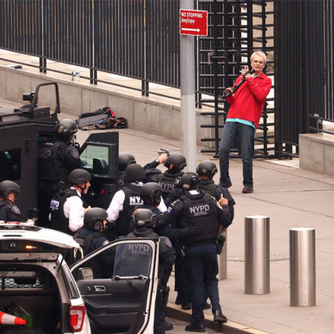 Ο ένοπλος στη Νέα Υόρκη έξω από τα κεντρικά γραφεία του ΟΗΕ έχει βάλει την καραμπίνα στον λαιμό του και απειλεί να αυτοκτονήσει