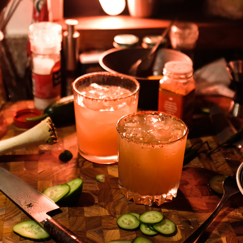 Ποτά, κοκτέιλ, ποτήρια, συνταγές και ό,τι άλλο χρειάζεται για ένα τέλειο σπιτικό μπαρ