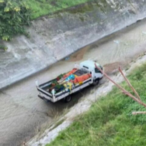 Φορτηγό κατέληξε στο ρέμα του Κηφισού