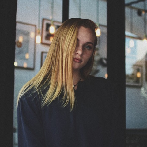 Ένα κορίτσι κοιτάζει την κάμερα.