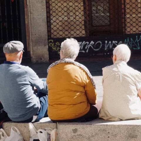 Ηλικιωμένοι κάθονται σε παγκάκι και συζητούν