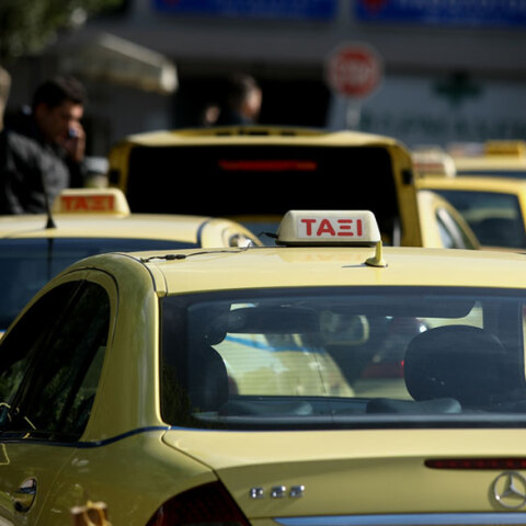 Ο Ηλίας Μόσιαλος άλλαξε γνώμη σε ανεμβολίαστο ταξιτζή