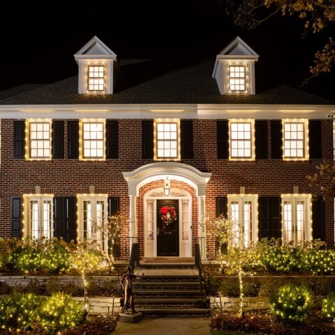 Εξωτερική πλευρά σπιτιού με χριστουγεννιάτικη φωτεινή διακόσμηση