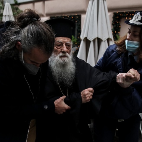 Eπεισόδιο με ιερέα κατά του Πάπα έξω από την Αρχιεπισκοπή Αθηνών