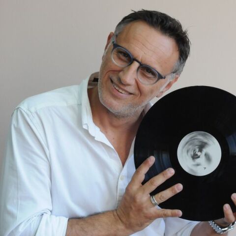 Ο Λεωνίδας Αντωνόπουλος κρατά δίσκο βινυλίου