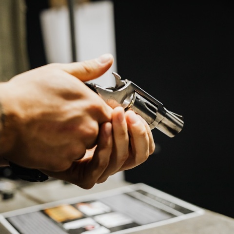 Ένας άνδρας ταξίδεψε αεροπορικώς από το Μπαρμπέιντος ως το Μαϊάμι με ένα γεμάτο πιστόλι στην τσέπη του