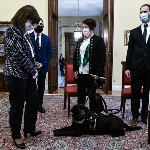 Η Κατερίνα Σακελλαροπούλου συναντήθηκε με άτομα με οπτική αναπηρία