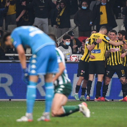 Super League - ΑΕΚ - Παναθηναϊκός 1-0: Με Σιμάνσκι πήρε το ντέρμπι της 12ης αγωνιστικής και παρέμεινε στο κατόπι του Ολυμπιακού.