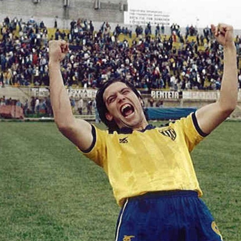 Ό Μένης Κουμανταρέας είναι ένας από τους πιο σημαντικούς Έλληνες πεζογράφους και «Η Φανέλα με το 9» αποτελεί το μοναδικό του βιβλίο που ματεφέρθηκε στον κινηματογράφο.