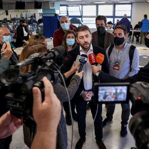 Εσωκομματικές εκλογές στο ΚΙΝΑΛ: Ο υποψήφιος για την ηγεσία Νίκος Ανδρουλάκης ψήφισε στο Ηράκλειο - Ζητά «καθαρή εντολή για ανανέωση και πολιτική αυτονομία».