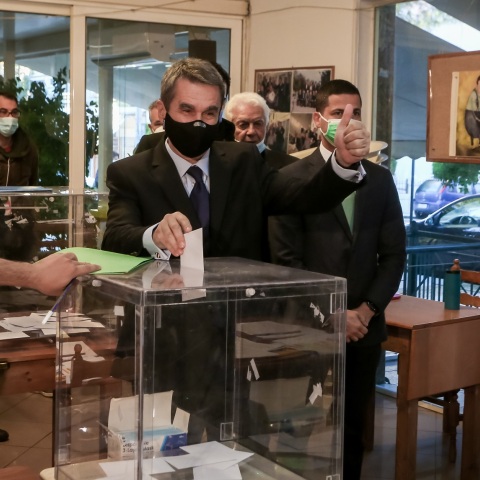 Εσωκομματικές εκλογές στο ΚΙΝΑΛ: Ο Ανδρέας Λοβέρδος είναι ο πρώτος υποψήφιος για την ηγεσία που άσκησε το εκλογικό του δικαιώμα. 